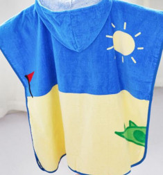 Полотенце-пончо Джордж на пляже