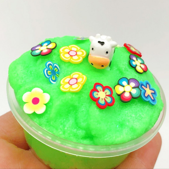 Слайм коровка на лугу