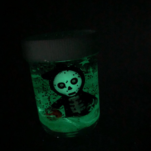 Слайм скелет светящийся в темноте